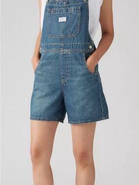 NWT Levi's Overall Denim Shorts Women’s Medium Shortalls Light Wash Blue Levis